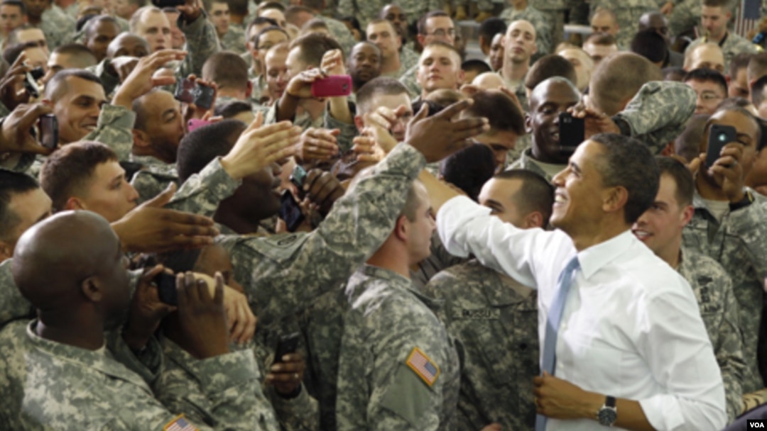 Presiden AS Barack Obama menyalami anggota pasukan AS di pangkalan militer Fort Campbell, Kentucky (6/5).