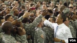 Presiden AS Barack Obama menyalami anggota pasukan AS di pangkalan militer Fort Campbell, Kentucky (6/5).