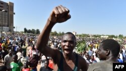 Des manifestants dans les rues de Ouagadougou, le 28 octobre 2014.