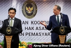 Dubes Prancis Fabien Penone dan Menkumham Yusril Ihza Mahendra mengumumkan pemindahan Serge Areski Atlaoui ke Prancis, Jakarta, 24 Januari 2025. (REUTERS/Ajeng Dinar Ulfiana)