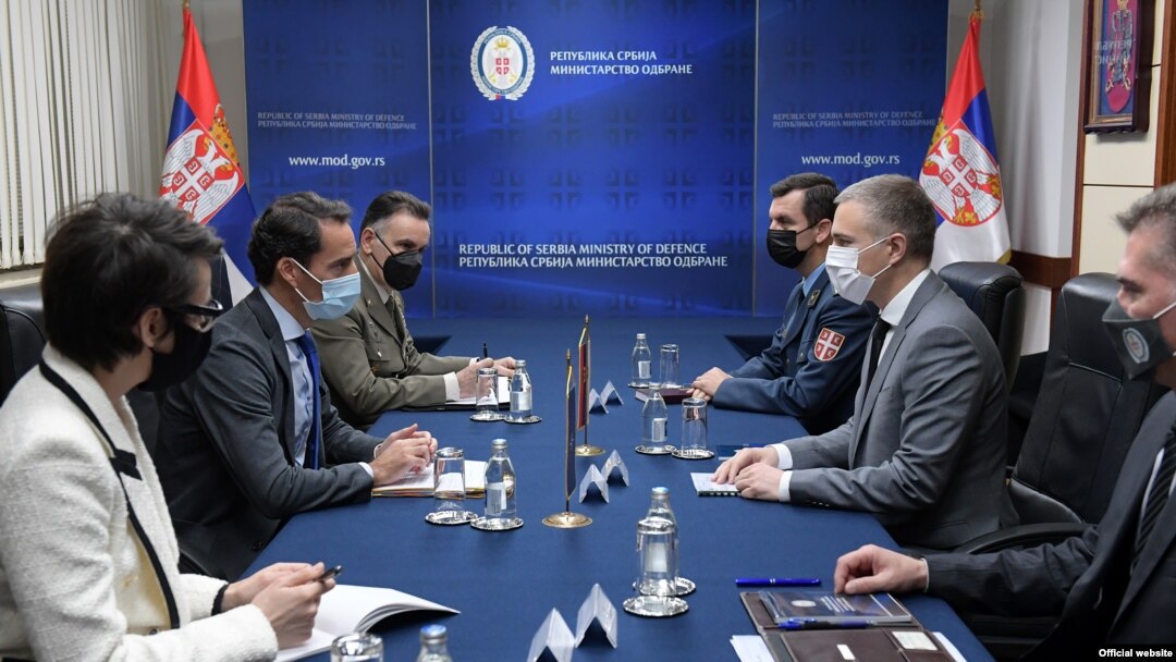 Ministar odbrane Nebojša Stefanović tokom sastanka sa zamenikom pomoćnika generalnog sekretara NATO Havijerom Kolominom Pirizom, u Beogradu, 8. decembra 2021. (Foto: Ministarstvo odbrane Srbije)