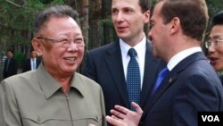 Pemimpin Korea Utara Kim Jong Il (kiri) berbincang dengan Presiden Rusia Dmitry Medvedev dalam kunjungannya ke Siberia, Rusia (24/8).