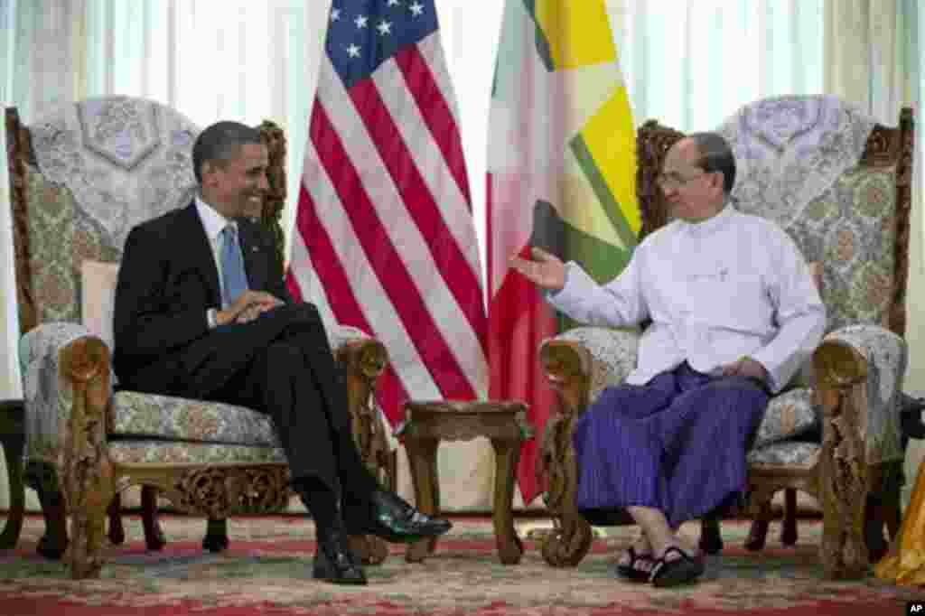 ປະທານາທິບໍດີ ສະຫະລັດ ທ່ານໂອບາມາ ພົບປະກັບ ປະທານາທິບໍດີມຽນມາ ທ່ານ Thein Sein ​ທີ່ສະພາແຫ່ງຊາດຂອງມຽນມາ ​ໃນ​ນະຄອນ​ຢ່າງ​ກຸ້ງ ໃນວັນທີ 19 ພະຈິກ 2012.