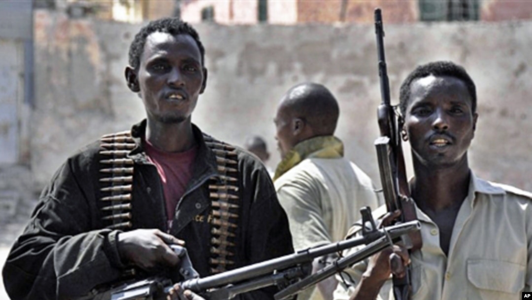Somalia government policemen guard a street in southern Mogadishu during a raid in which 60 people suspected of creating violence in the capital were arrested (File)