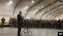 Menhan Perancis Gerard Longuet berbicara kepada pasukan Perancis saat berkunjung ke Kabul (foto: dok). Perancis mengakhiri misi tempurnya di Afghanistan hari Selasa (20/11). 