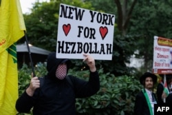 Aksi protes "Banjir Manhattan untuk Lebanon" di Madison Square Park, New York 24 September 2024. (Paul FRANGIPANE / AFP)