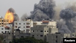 Asap tebal akibat ledakan nampakmenyelimuti kota Gaza saat Israel melancarkan serangan udara ke wilayah tersebut, 21 November lalu (Foto: dok).Human Rights Watch (HRW) menuduh Israel melanggar hukum perang saat melancarkan serangan yang menewaskan 12 warga sipil ini.