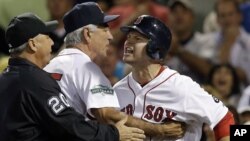 Cody Ross, derecha, de los Medias Rojas de Boston es detenido por su manager Bobby Valentine cuando protesta por haber sido declarado "out" en el juego contra los Yankees, en el Fenway Park de Boston, el miércoles 12 de septiembre.