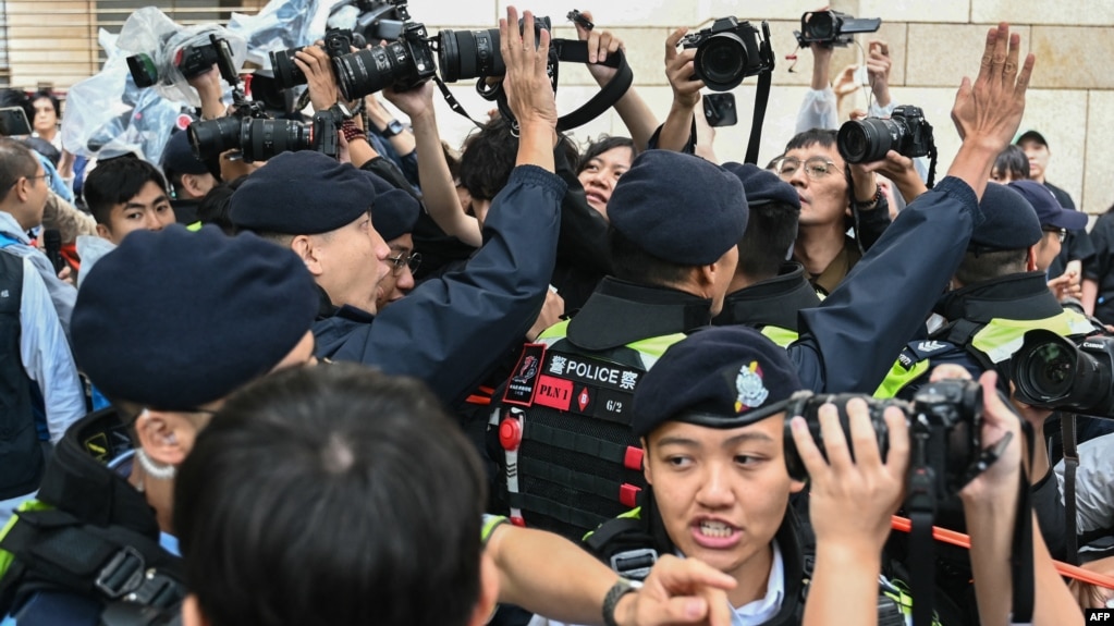 在香港西九龙裁判法院外，警方拦阻媒体靠近。(2024年11月9日)