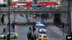 Policijska vozila i autobusi na Londonskom mostu ispod njega (Foto: AP/Frank Augstein)