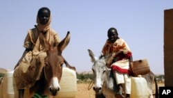 Deux réfugiés quittent le camp de Fata Borno près du Darfour, Soudan, le 14 octobre 2006. 