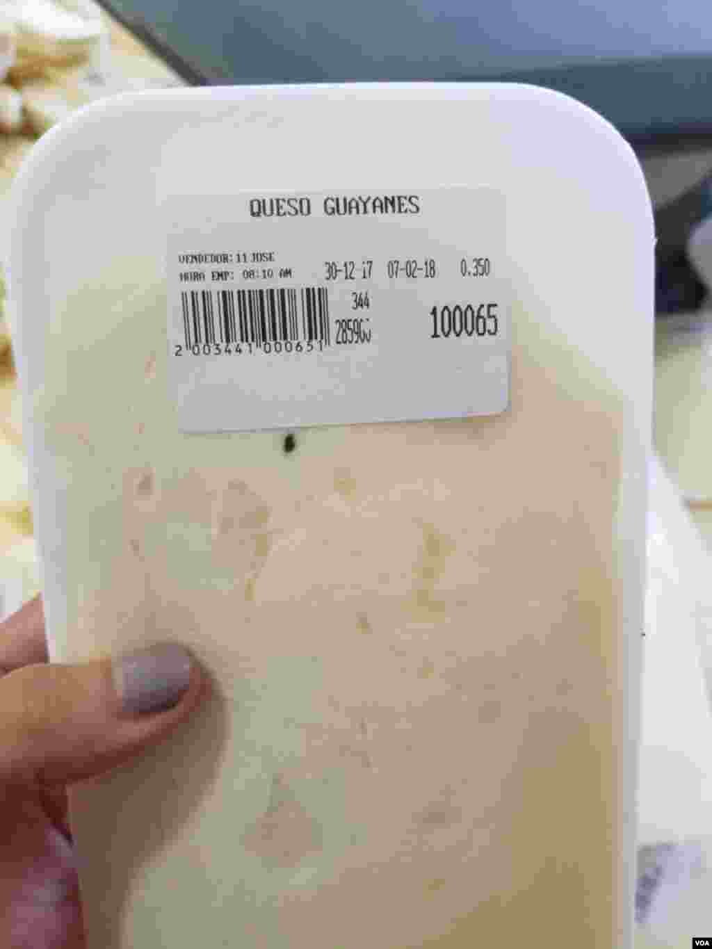 Con el sueldo mínimo integral, que incluye el bono alimenticio, podría adquirir siete paquetes de queso Guayanés de 350 gramos cada uno.