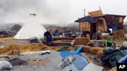 Las autoridades habían dado plazo hasta el miércoles, 22 de febrero, de 2017, para evacuar el campamento de manifestantes contra el oleoducto Dakota Access, en Dakota del Norte.