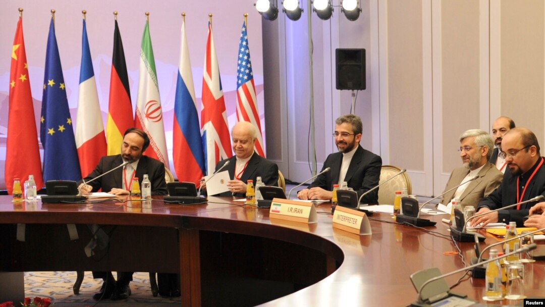 Para anggota delagasi Iran yang dipimpin oleh kepala negosiasi nuklir, Saeed Jalili (dua dari kanan), hadir dalam pembicaraan nuklir di Almaty, Kazakhstan (26/2). 