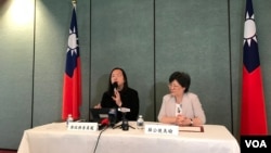 台灣數碼政務委員唐鳳2019年4月26日在台灣駐美代表處記者會上介紹訪問華盛頓情況（美國之音鍾辰芳拍攝）