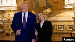 Novoizabrani američki predsjednik Donald Trump s italijanskom premijerkom Giorgiom Meloni u Mar-a-Lagu u Palm Beachu, Florida, 4. januara 2025. (Italijanska vlada/Handout preko Reutersa)