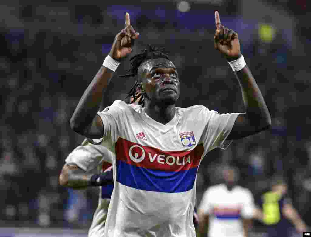 L'attaquant burkinabé de Lyon Bertrand Traoré après avoir marqué un but lors du match de football entre l'équipe Olympique Lyonnais (OL) contre Everton FC le 2 novembre 2017.