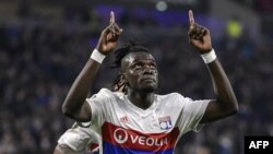 Le Lyonnais Bertrand Traore célébrant un but contre Everton FC en Europa League, France le 2 Novembre 2017 