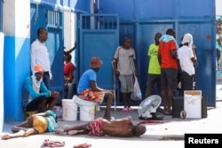 Para narapidana beristirahat di Lembaga Pemasyarakatan Nasional pasca bentrokan kekerasan di ibu kota yang merusak jalur komunikasi dan menyebabkan para napi kabur dari penjara utama di Port-au-Prince, Haiti 3 Maret 2024. 9REUTERS/Ralph Tedy Erol)