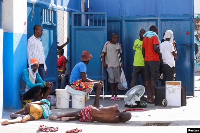 Reclusos descansan en el suelo de la Penitenciaría Nacional tras violentos enfrentamientos que dañaron las comunicaciones y provocaron una fuga de esta prisión en Puerto Príncipe, Haití, el 3 de marzo de 2024. REUTERS/Ralph Tedy Erol