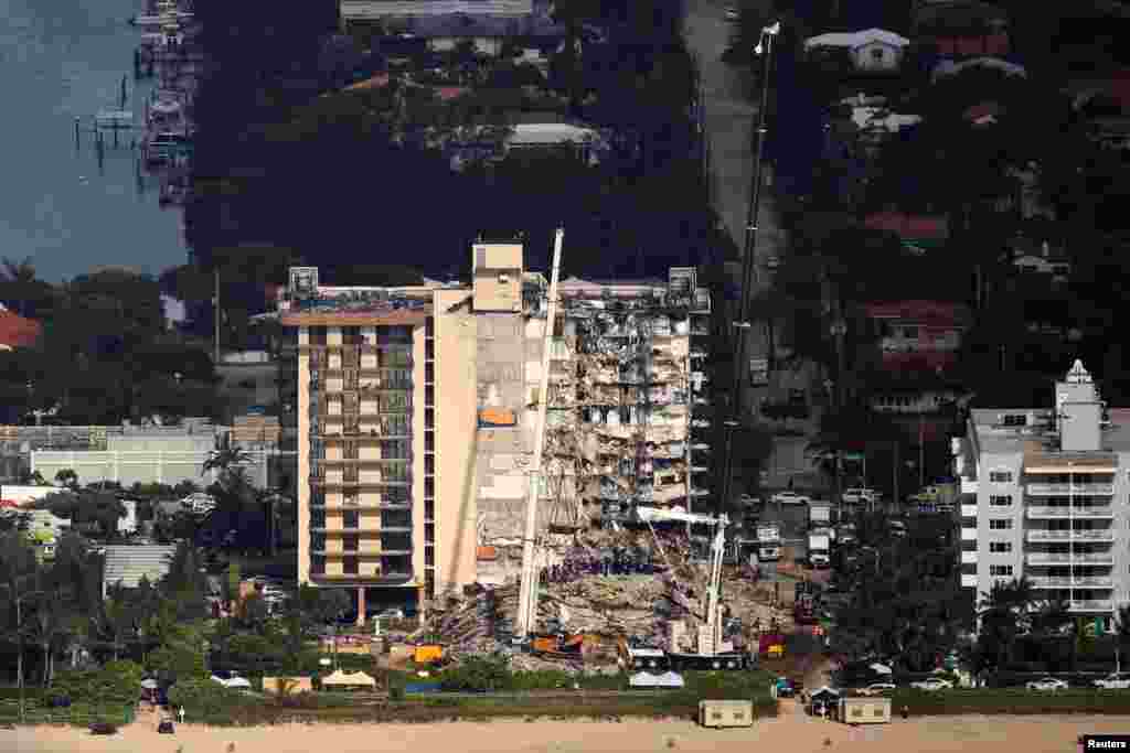 Vista a&#233;rea muestra el edificio residencial parcialmente derrumbado en Surfside cerca de Miami Beach, Florida.