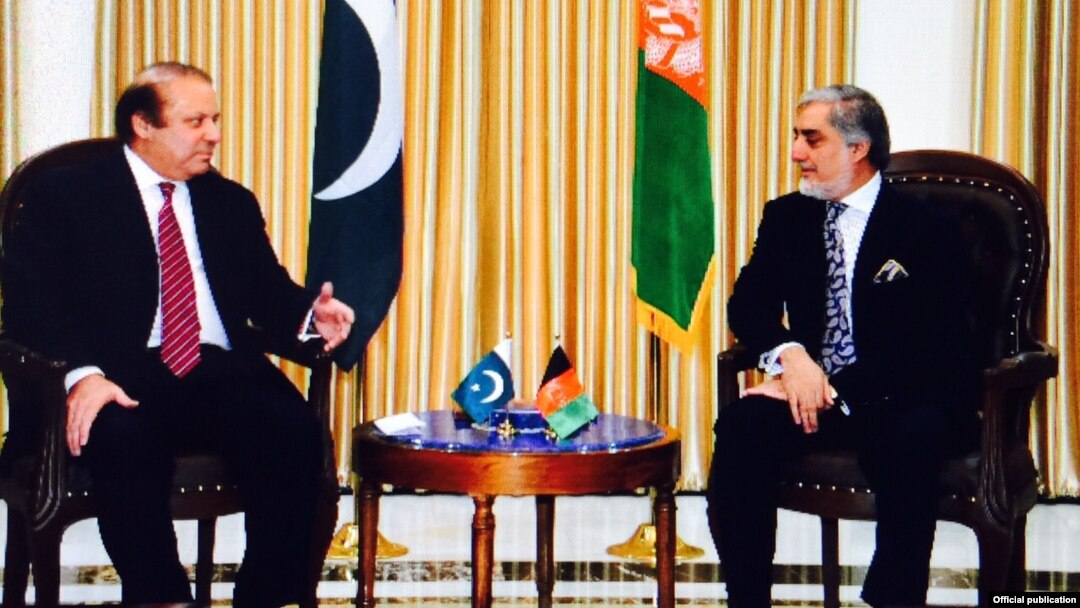 Pokiston Bosh vaziri Navoz Sharif (chapda) Kobulda Afg'oniston Bosh vaziri Abdulla Abdulla bilan uchrashmoqda, 12-may, 2015-yil