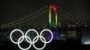 El Puente del Arcoiris de Tokio, Japón, se ilumina con los colores olímpicos para marcar la cuenta regresva de 100 días para la inauguración de los Juegos Olímpicos 2020, el 14 de abril de 2021.