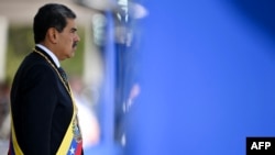 El presidente de Venezuela, Nicolás Maduro, observa durante una ceremonia en la base militar de Fuerte Tiuna en Caracas, el 10 de enero de 2025.