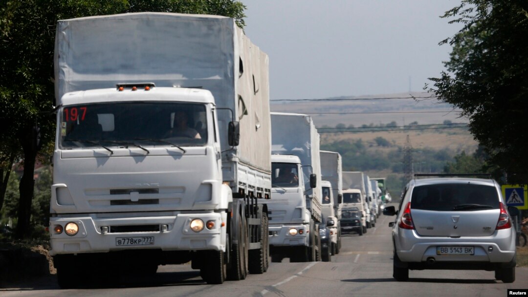 Truk-truk konvoi Rusia membawa bantuan kemanusiaan untuk Ukraina menuju ke perbatasan Ukraina dekat kota Donetsk, di wilayah Rusia, Rostov, 22 Agustus 2014.