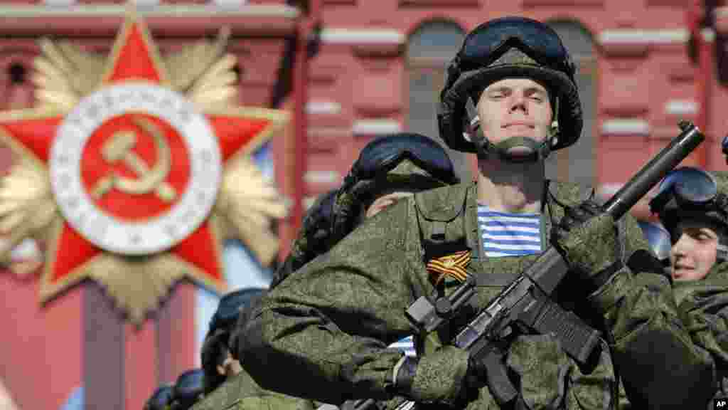 Défilé des soldats russes pour marqué les 71 ans de victoire dans la Seconde Guerre mondiale sur la Place Rouge à Moscou, le 9 mai 2016.