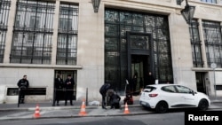 استقرار پلیس ضدتروریسم فرانسه در مقابل دفتر مرکزی بانک‌آوامریکا در پاریس پس از حمله ناکام به این دفتر