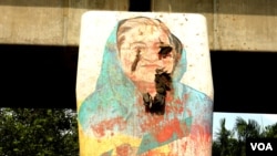 FILE - A mural of ousted Prime Minister Sheikh Hasina in Dhaka, Bangladesh, was adorned with shoes by angry protesters, Sept. 28, 2024. (Shaikh Azizur Rahman/VOA)