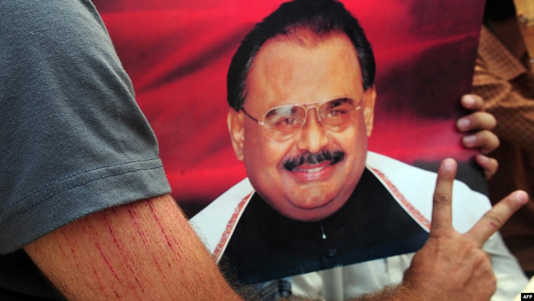 الطاف حسین مہاجر قومی موومنٹ کے بانی ارکان میں شامل تھے۔ بعد میں انہوں نے تنظیم کا نام تبدیل کرکے متحدہ قومی موومنٹ کر دیا تھا — فائل فوٹو