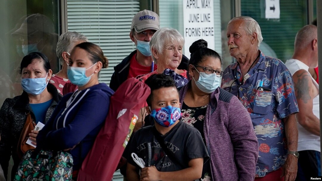 Warga AS yang menganggur antre untuk mengajukan tunjangan pengangguran di tengah pandemi Covid-19 di Frankfort, Kentucky (foto: ilustrasi). 