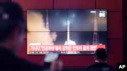 Màn hình TV chiếu hình ảnh vụ phóng tên lửa của Triều Tiên trong một chương trình tin tức tại bến xe buýt ở Seoul, Hàn Quốc, ngày 27/5/2024.