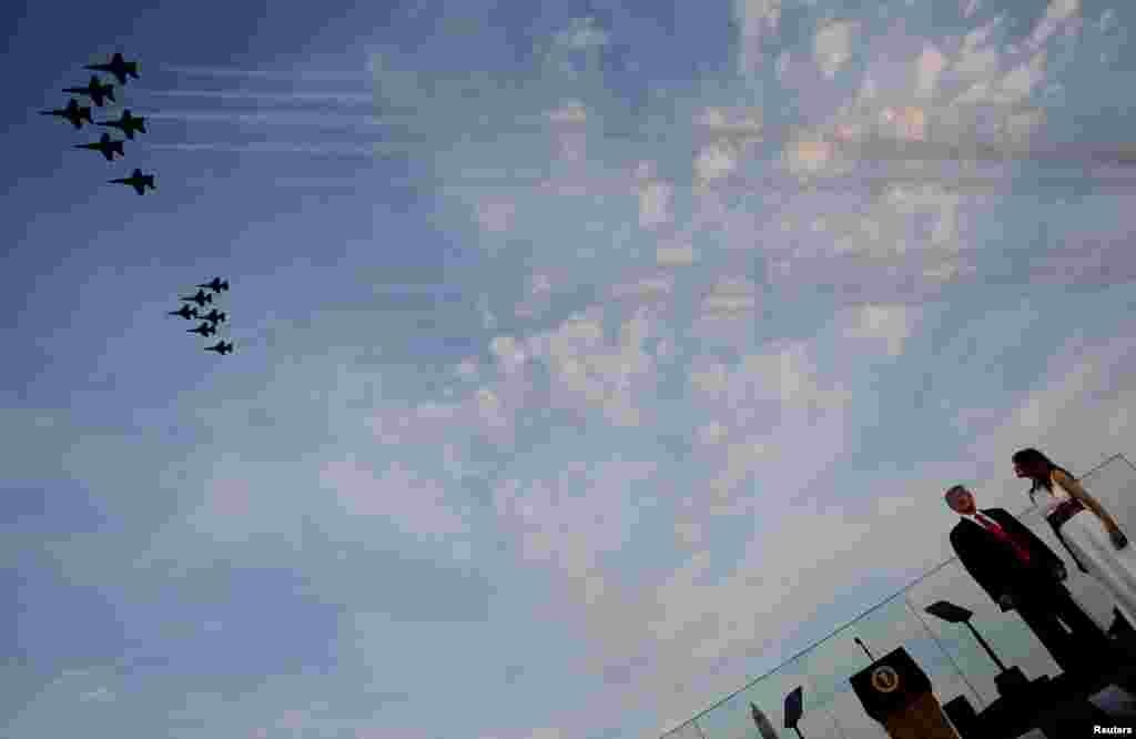 یوم آزادی پر واشنگٹن ڈی سی کی فضا میں امریکی طیاروں نے مارچ پاسٹ کیا۔ اس کے ذریعے امریکی فضائیہ نے اپنی صلاحیتوں کا اظہار کیا۔