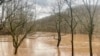 Inundaciones alrededor del río Pocatalico el jueves 6 de febrero de 2025, en Poca, Virginia Occidental.