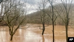 Inundaciones alrededor del río Pocatalico el jueves 6 de febrero de 2025, en Poca, Virginia Occidental.