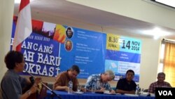 Para panelis yang juga para penulis buku "Merancang Arah Baru Demokrasi" dalam diskusi buku tersebut di Fakultas Filsafat, Universitas Gadjah Mada, Yogyakarta, 11/14/2014.