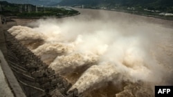 中国湖北三峡大坝开闸泄洪。（2020年7月19日）