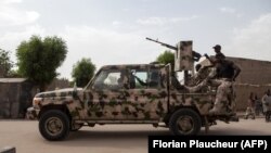 Un véhicule de l'armée nigériane patrouille dans la ville de Banki au nord-est du Nigeria le 26 avril 2017.