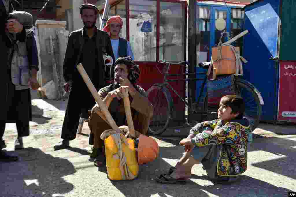 شبرغان کې د کار په تمه ناست کارګران