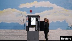 Los votantes emitieron sus votos en las elecciones complementarias del Senado en Georgia en un colegio electoral del condado de Fulton en Atlanta, Georgia, EE.UU. el 5 de enero de 2021.