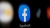 El logo de Facebook en un teléfono inteligente. Foto de archivo.