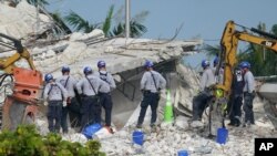 امدادگران در محل تخریب ساختمان فروریخته در شهرک سرف‌ساید فلوریدا - ۵ ژوئیه ۲۰۲۱
