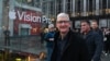 苹果首席执行官蒂姆·库克 (Tim Cook) 于 2024 年2月2日在纽约市的一家苹果店，参加 Vision Pro 耳机的发布活动。