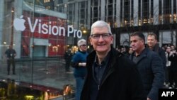 蘋果行政總裁庫克(Tim Cook) 於2024 年2月2日在紐約市的一家蘋果店，參加Vision Pro 耳機的發佈活動。