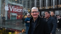 苹果首席执行官蒂姆·库克 (Tim Cook) 于 2024 年2月2日在纽约市的一家苹果店，参加 Vision Pro 耳机的发布活动。