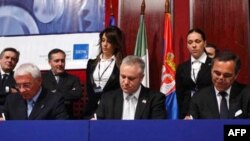 Gradonačelnik Kragujevca, ministar ekonomije i generalni direktor kompanije Manjeti Mareli potpisuju sporazum o izgradnji nove fabrike automobilskih delova u Kragujevcu