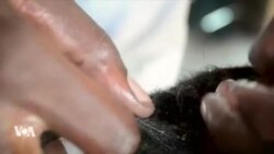 Cet homme coiffe fièrement les femmes au Mozambique